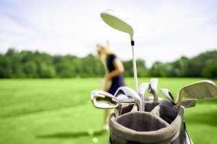 ゴルフ会員権と消費税|購入・売却時の会計処理上の取扱いとは