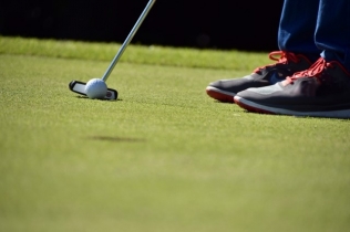 ゴルフ会員権の名義書換料はなぜ払う?必要性から会計処理まで解説