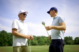 ゴルフ会員権の会員と同伴者がプレーするメリットや特典とは?